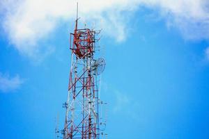 torre di telecomunicazioni e satellite su cielo blu foto