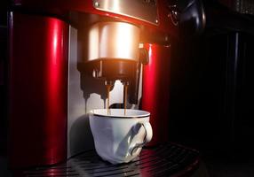 tazza di caffè nella macchina del caffè da vicino foto