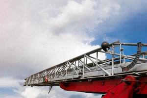 primo piano della scala antincendio su sfondo blu cielo foto