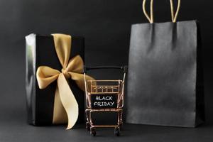 vendita del venerdì nero o concetto di promozione dello shopping online con vari accessori per lo shopping foto