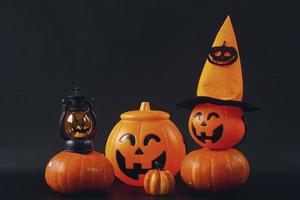 varie simpatiche decorazioni di halloween su sfondo nero foto