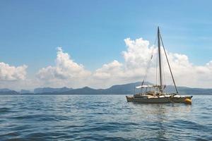 barca a vela nel mare sullo sfondo del sole, avventura estiva di lusso, vacanza attiva a krabi, in Thailandia. foto