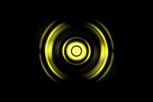 astratto cerchio luminoso effetto luce gialla con onde sonore oscillante sullo sfondo foto