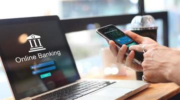 uomo che utilizza l'online banking con carta di credito sul dispositivo touch screen. pagamenti digitali e Internet. accesso alla banca sullo schermo di un laptop. tutto sullo schermo e la carta di credito sono stati progettati. foto