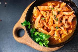 carne di pollo salsa di pomodoro stufato petto di pollo brasato foto