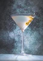 bicchiere di cocktail martini dry foto