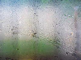 gocce d'acqua sul vetro del frigorifero del supermercato foto