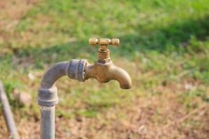 vecchio rubinetto dell'acqua foto