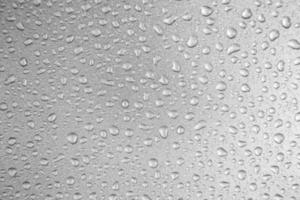 gocce d'acqua su sfondo grigio ricoperte di gocce d'acqua, bolle d'acqua. foto