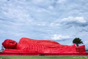 la statua rossa del buddha a songkhla, tailandia foto