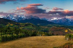 prima luce aperta una mattina d'autunno nelle montagne di san juan del colorado foto