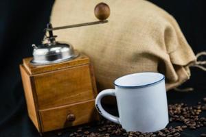 chicchi di caffè marroni appena tostati foto