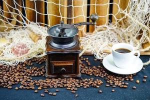 chicchi di caffè marroni appena tostati foto