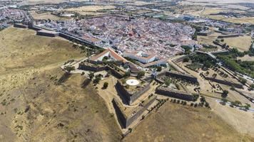 vista aerea del drone delle fortificazioni, della città di confine della guarnigione di elvas e delle sue fortificazioni. patrimonio mondiale dell'unesco portogallo. sito storico. meta turistica per le vacanze. portogallo, alentejo, elva. foto