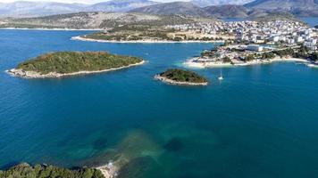 vista aerea del drone della bellissima costa balneare in una giornata di sole. meravigliosi colori blu. vacanze e atmosfera rilassante. isole e barche. spiagge meravigliose per mediare e curare l'anima. colori vibranti. foto