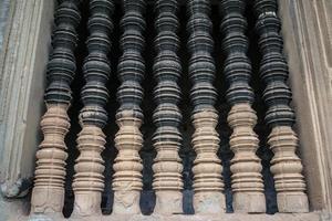 la vecchia finestra in pietra nell'antico tempio khmer di siem reap, cambogia. foto