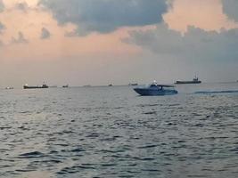 bel tramonto sulla spiaggia maschile, maldive foto