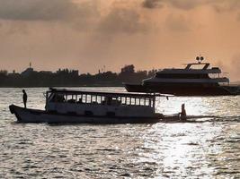 bel tramonto sulla spiaggia maschile, maldive foto