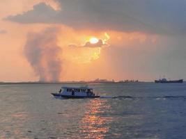 bel tramonto sulla spiaggia maschile, maldive foto