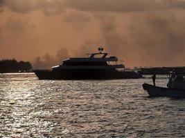 bel tramonto sulla spiaggia maschile, maldive foto