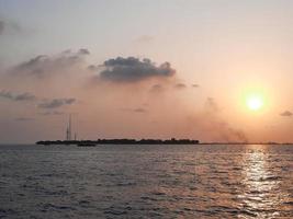 bel tramonto sulla spiaggia maschile, maldive foto