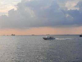 bel tramonto sulla spiaggia maschile, maldive foto