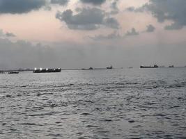 bel tramonto sulla spiaggia maschile, maldive foto