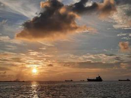 bel tramonto sulla spiaggia maschile, maldive foto