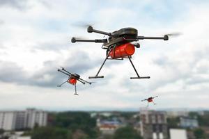 concetto di drone antincendio, estinguere il fuoco con il drone foto