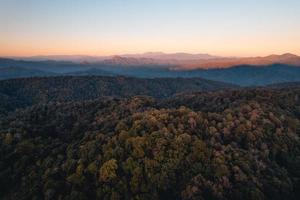 paesaggio, paesaggio estivo sulla montagna la sera foto