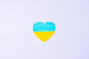 supporto per l'ucraina nella guerra con la russia, simbolo del cuore con bandiera dell'ucraina. prega, niente guerra, ferma la guerra e resta con l'ucraina foto