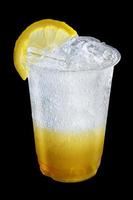 soda ghiacciata al miele e limone con fette di lime isolate. foto