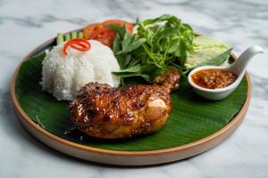 pollo alla griglia con riso, nasi ayam bakar lalapan, ricetta autentica di pollo indonesiano foto