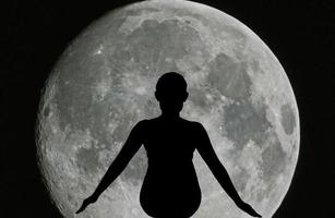 donne astratte alla luna piena foto