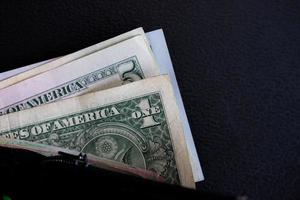 dollari americani su sfondo nero. foto