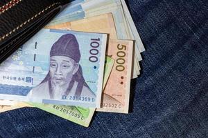 denaro coreano, banconota coreana, vinto coreano su sfondo jean. foto
