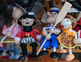 marbella, andalucia, spagna, 2017. vendita di giocattoli in legno foto