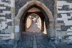 sandwich, kent, uk, 2005. arco attraverso le mura della città vecchia foto