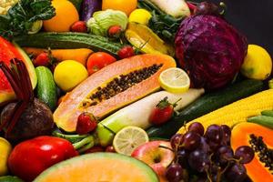 sfondo di cibo sano di frutta e verdura fresca assortita in una composizione piatta creativa foto