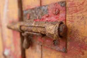 dettagli di una vecchia porta di legno arancione foto