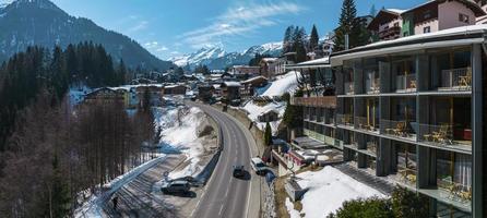 località sciistica nella splendida catena montuosa delle Alpi innevate foto