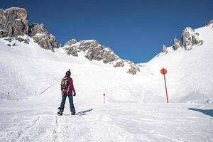 sciatore snowboard sulla montagna innevata in una giornata di sole foto