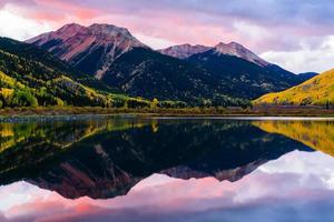 lago di cristallo all'alba. le montagne di san juan del colorado in autunno foto