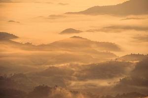 la nebbia copriva la catena montuosa di chiang rai, la provincia nella regione settentrionale della thailandia nella stagione invernale. foto