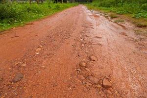 strada di fango dopo la pioggia in Thailandia foto