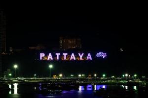 colorato dell'alfabeto della città di pattaya nella notte foto