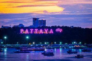 colorato dell'alfabeto della città di pattaya nel crepuscolo foto