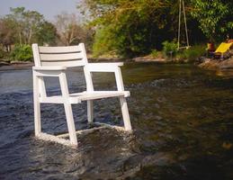 sedia bianca sul fiume foto