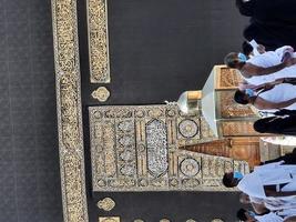 makkah, Arabia Saudita, 2021 - visitatori da tutto il mondo si esibiscono in tawaf nel masjid al-haram alla Mecca. foto