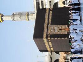 makkah, Arabia Saudita, 2021 - visitatori da tutto il mondo si esibiscono in tawaf nel masjid al-haram alla Mecca. foto